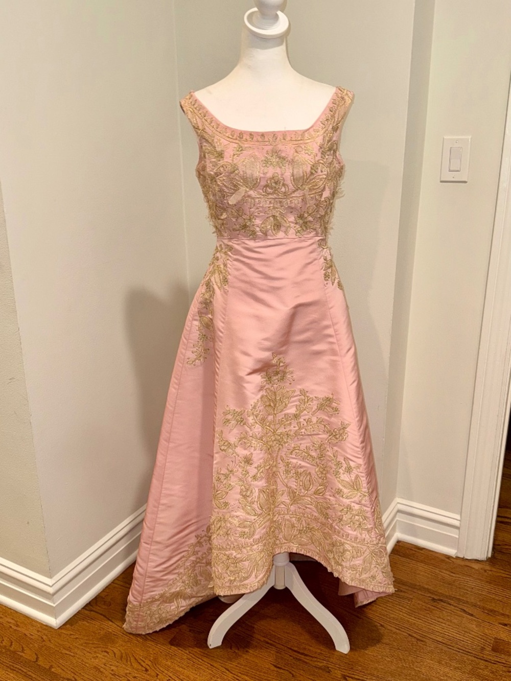 NWT Elegant Pink Oscar De La Renta Pink Gown with Gold Embroidered Size 6